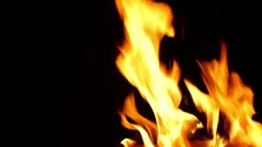 Siyah arkaplanda ateş yanıyor