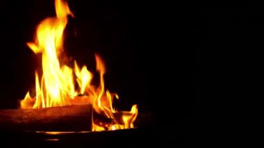 Siyah arkaplanda ateş yanıyor