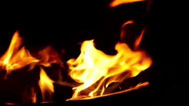 Siyah arkaplanda ateş yanıyor