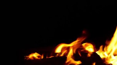Siyah arkaplanda ateş yanıyor