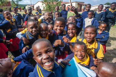 Tanımlanamayan Swazi çocukları 29 Temmuz 2008 'de Svaziland' daki Domuzlar Tepesi 'ndeki Nasıralı Misyon Okulu' nda.