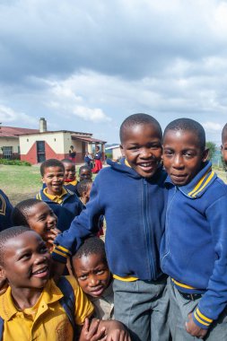 Tanımlanamayan Swazi çocukları 29 Temmuz 2008 'de Svaziland' daki Domuzlar Tepesi 'ndeki Nasıralı Misyon Okulu' nda.