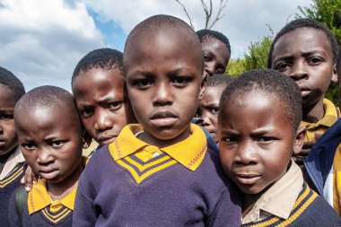 Tanımlanamayan Swazi çocukları 29 Temmuz 2008 'de Svaziland' daki Domuzlar Tepesi 'ndeki Nasıralı Misyon Okulu' nda.