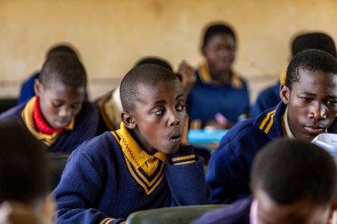 PIGGS PEAK, SWAZILAND-29 Temmuz 2008: Nazarene Misyon Okulu, Domuzlar Tepesi, Svaziland 'da kimliği belirsiz yetim öğrenciler.