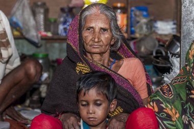 RAXAUL, INDIA: Raxaul, Bihar State, Hindistan 'da tanımlanamayan Hintli kadın ve çocuk, Kasım 2013