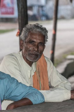 RAXAUL, INDIA: Raxaul, Bihar State, Hindistan 'da tanımlanamayan Hintli adam, Kasım 2013