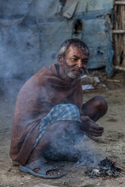 RAXAUL, INDIA: Raxaul, Bihar State, Hindistan 'da tanımlanamayan Hintli adam, Kasım 2013