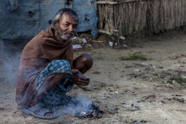 RAXAUL, INDIA: Raxaul, Bihar State, Hindistan 'da tanımlanamayan Hintli adam, Kasım 2013