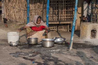 RAXAUL, INDIA: Raxaul, Bihar State, Hindistan 'da tanımlanamayan Hintli kadın, Kasım 2013