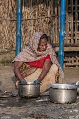 RAXAUL, INDIA: Raxaul, Bihar State, Hindistan 'da tanımlanamayan Hintli kadın, Kasım 2013