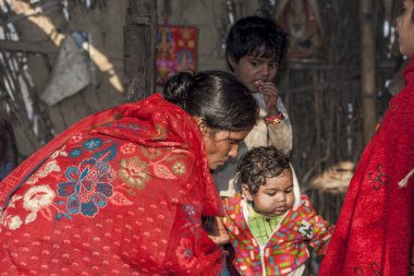 RAXAUL, INDIA: Raxaul, Bihar State, Hindistan 'da çocuklarıyla birlikte tanımlanamayan Hintli kadın, Kasım 2013