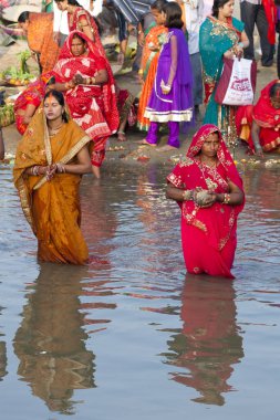 RAXAUL, INDIA - 8 NOV: Hindistan 'ın Bihar eyaletinde 8 Kasım 2013 tarihinde Chhas' ı kutlayan tanımlanamayan Hintli kadınlar.