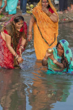 RAXAUL, INDIA - 8 NOV: Hindistan 'ın Bihar eyaletinde 8 Kasım 2013 tarihinde Chhas' ı kutlayan tanımlanamayan Hintli kadınlar.