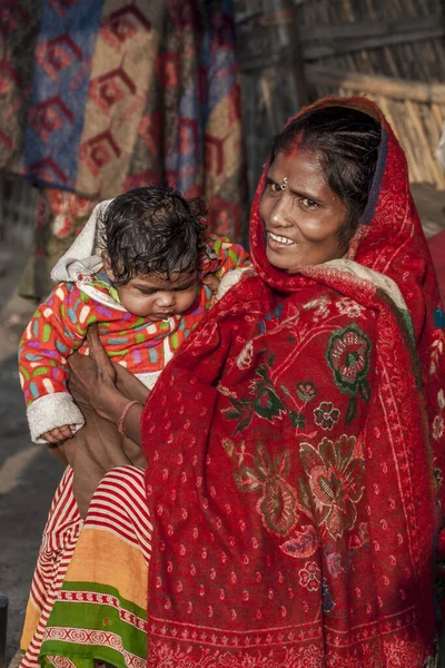 RAXAUL, INDIA: Raxaul, Bihar State, Hindistan 'da çocuklu tanımlanamayan Hintli kadın, Kasım 2013