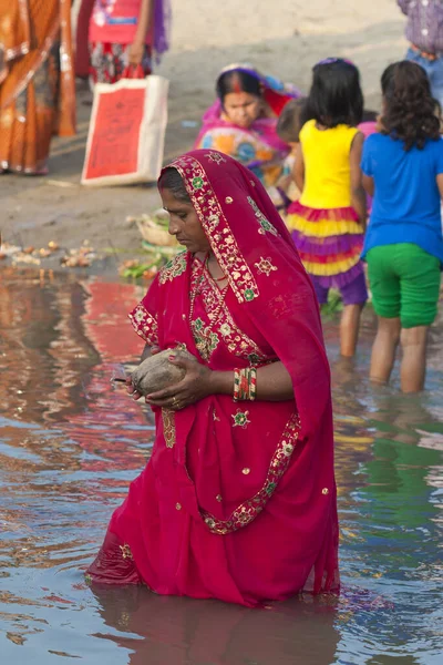 インドのラクソール 11月8日 インドのビハール州ラクソールで2013年11月8日にチャベスを祝う未確認のインド人女性 — ストック写真
