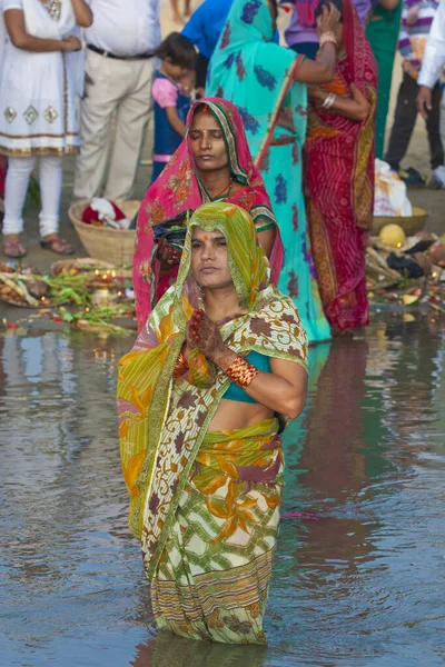インドのラクソール 11月8日 インドのビハール州ラクソールで2013年11月8日にチャベスを祝う未確認のインド人女性 — ストック写真