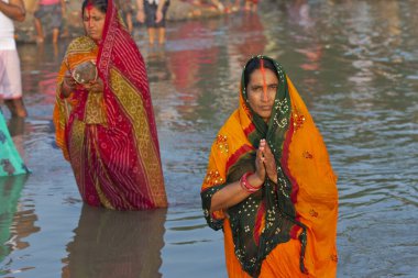 RAXAUL, INDIA - 8 NOV: Hindistan 'ın Bihar eyaletinde 8 Kasım 2013 tarihinde Chhas' ı kutlayan tanımlanamayan Hintli kadınlar.