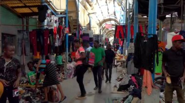 Güney Afrika Zambiya 'nın başkenti Lusaka' daki bir pazarda kimliği belirsiz insanlar, 2020