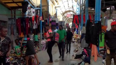 Güney Afrika Zambiya 'nın başkenti Lusaka' daki bir pazarda kimliği belirsiz insanlar, 2020