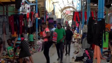 Güney Afrika Zambiya 'nın başkenti Lusaka' daki bir pazarda kimliği belirsiz insanlar, 2020