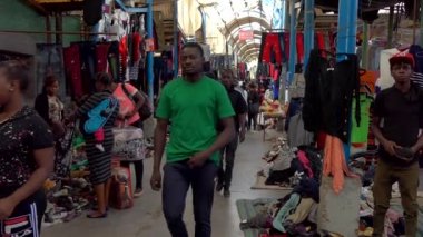 Güney Afrika Zambiya 'nın başkenti Lusaka' daki bir pazarda kimliği belirsiz insanlar, 2020