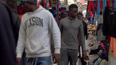 Güney Afrika Zambiya 'nın başkenti Lusaka' daki bir pazarda kimliği belirsiz insanlar, 2020