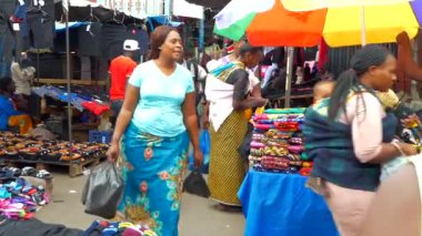 Güney Afrika Zambiya 'nın başkenti Lusaka' daki bir pazarda kimliği belirsiz insanlar, 2020