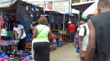 Güney Afrika Zambiya 'nın başkenti Lusaka' daki bir pazarda kimliği belirsiz insanlar, 2020