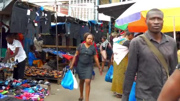 赞比亚首都卢萨卡一个市场上身份不明的人 南部非洲 2020年 — 图库视频影像