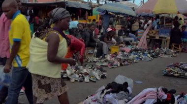 Güney Afrika Zambiya 'nın başkenti Lusaka' daki bir pazarda kimliği belirsiz insanlar, 2020