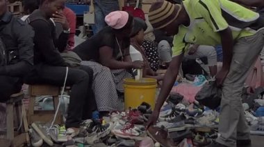 Güney Afrika Zambiya 'nın başkenti Lusaka' daki bir pazarda kimliği belirsiz insanlar, 2020