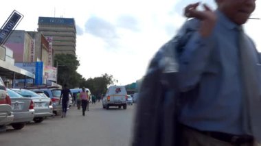 Güney Afrika Zambiya 'nın başkenti Lusaka' da sokak trafiği ve kimliği belirsiz kişiler, 2020