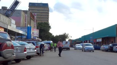 Güney Afrika Zambiya 'nın başkenti Lusaka' da sokak trafiği ve kimliği belirsiz kişiler, 2020