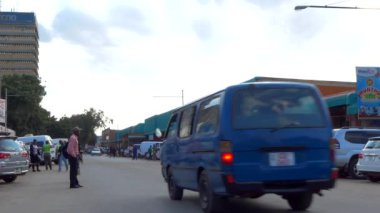 Güney Afrika Zambiya 'nın başkenti Lusaka' da sokak trafiği ve kimliği belirsiz kişiler, 2020