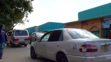 Güney Afrika Zambiya 'nın başkenti Lusaka' da sokak trafiği ve kimliği belirsiz kişiler, 2020