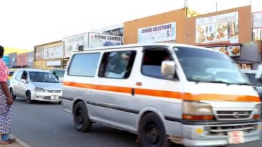 Güney Afrika Zambiya 'nın başkenti Lusaka' da sokak trafiği ve kimliği belirsiz kişiler, 2020