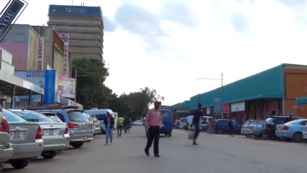 Straatverkeer Niet Geïdentificeerde Personen Lusaka Hoofdstad Van Zambia Zuidelijk Afrika — Stockvideo