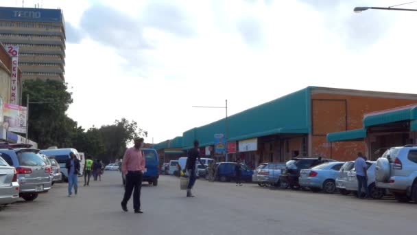 Straatverkeer Niet Geïdentificeerde Personen Lusaka Hoofdstad Van Zambia Zuidelijk Afrika — Stockvideo