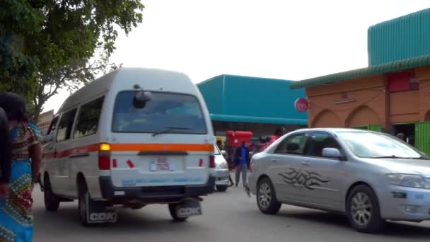 ザンビア 南アフリカ 2020年の首都ルサカの路上交通と未確認の人々 — ストック動画