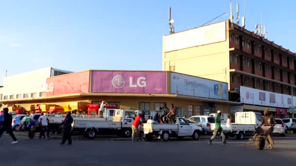 Pouliční Doprava Neidentifikovaní Lidé Lusace Hlavním Městě Zambii Jižní Afrika — Stock video
