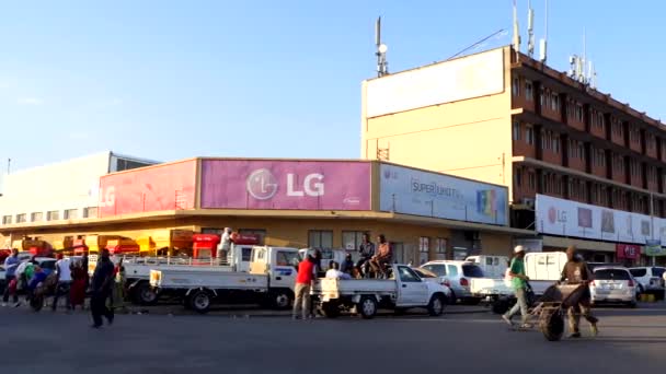 Straatverkeer Niet Geïdentificeerde Personen Lusaka Hoofdstad Van Zambia Zuidelijk Afrika — Stockvideo