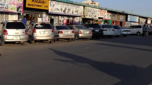 Straatverkeer Niet Geïdentificeerde Personen Lusaka Hoofdstad Van Zambia Zuidelijk Afrika — Stockvideo