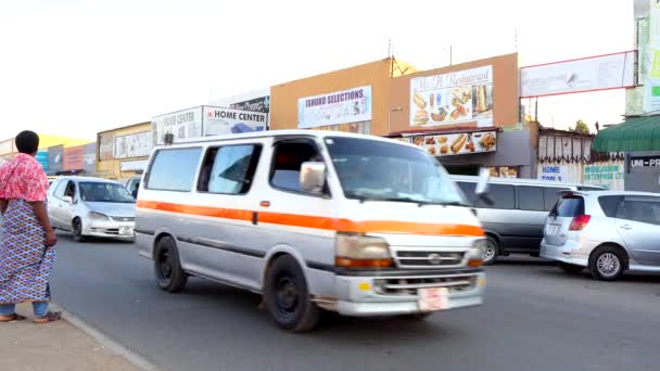 Straatverkeer Niet Geïdentificeerde Personen Lusaka Hoofdstad Van Zambia Zuidelijk Afrika — Stockvideo