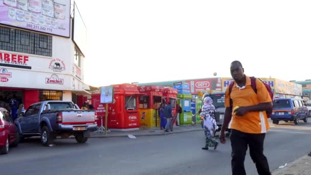 Straatverkeer Niet Geïdentificeerde Personen Lusaka Hoofdstad Van Zambia Zuidelijk Afrika — Stockvideo