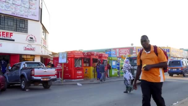 赞比亚首都卢萨卡的街头交通和身份不明者 南部非洲 2020年 — 图库视频影像