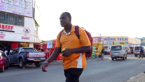 Οδική Κυκλοφορία Και Άγνωστα Άτομα Στη Λουσάκα Την Πρωτεύουσα Της — Αρχείο Βίντεο