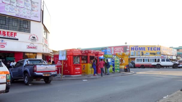 赞比亚首都卢萨卡的街头交通和身份不明者 南部非洲 2020年 — 图库视频影像