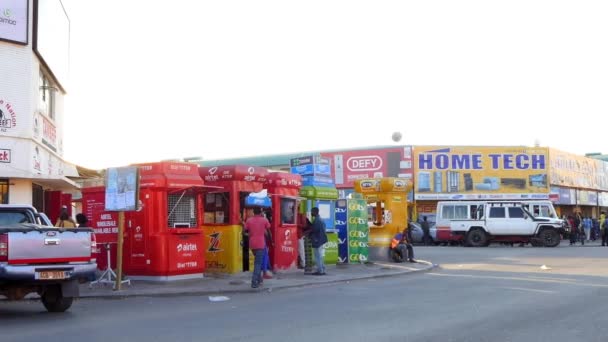 Straatverkeer Niet Geïdentificeerde Personen Lusaka Hoofdstad Van Zambia Zuidelijk Afrika — Stockvideo