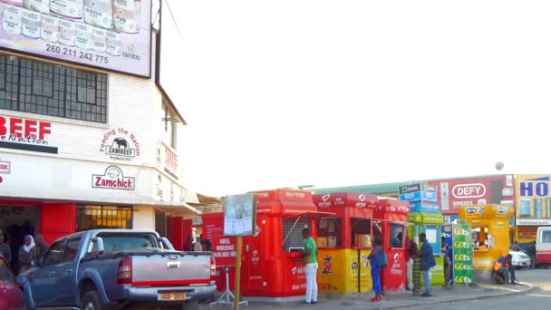 Pouliční Doprava Neidentifikovaní Lidé Lusace Hlavním Městě Zambii Jižní Afrika — Stock video