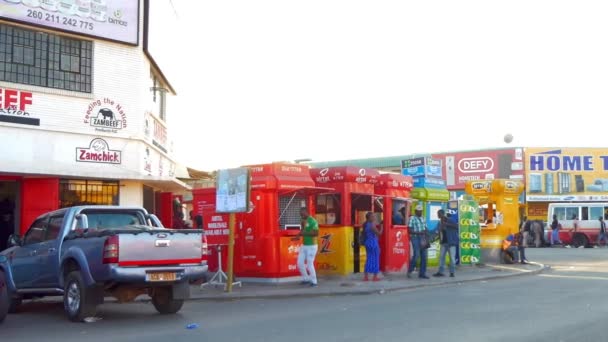 Pouliční Doprava Neidentifikovaní Lidé Lusace Hlavním Městě Zambii Jižní Afrika — Stock video